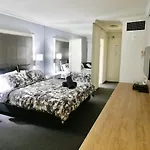 Fab Studio In Heart Of Surfers Paradise! Free Wifi And Free Parking!