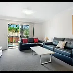 Surfers Paradise Holiday Apartment With Pool