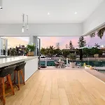 Capri Executive Waterfront Home - 5 Bedrooms - Heated Pool And Spa