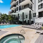 Relaxing One Bedroom In The Heart Of Broadbeach - Cafe Onsite - Free Parking-Pool-Tennis-Sauna
