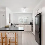 Broadbeach Oasis - 2 Bedroom Apartment In Britannia