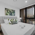 The Riverview - Brand New Modern 2Br With King Bed, Parking & Pool