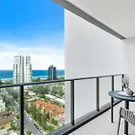Elegant 2-Bed With Stunning Views, Pool, Bbq, Gym