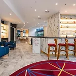 Surfers Paradise 2-Bed Near Beach With Pool & Gym