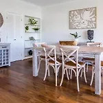 Relax In Style: 2Br Apartment In Broadbeach Waters