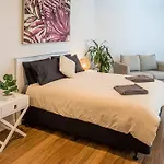 Relax In Style: 2Br Apartment In Broadbeach Waters
