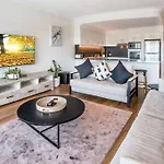 Relax In Style: 2Br Apartment In Broadbeach Waters