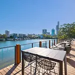 E.S. Surfers Paradise