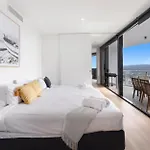 3 Bedroom 3 Bathroom Sub Penthouse Spa At Circle On Cavill - Q Stay