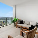 3 Bedroom 3 Bathroom Sub Penthouse Spa At Circle On Cavill - Q Stay