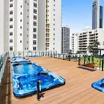 New Stunning Central Surfers Studio Apartment.