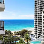 New Stunning Central Surfers Studio Apartment.
