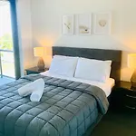 Aqualine Apartments On The Broadwater