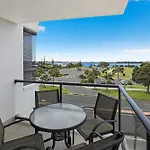 Aqualine Apartments On The Broadwater
