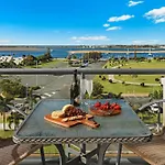 Aqualine Apartments On The Broadwater