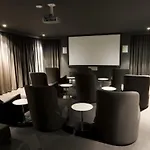 Circle On Cavill Luxe 2-Bed With Views & Pool