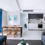 City Meets Coast - Modern Resort Haven By The Beach