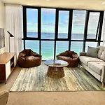 Amazing Ocean View Apartment In Surfers Paradise