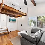 Cosy Loft Apartment In Mermaid Walk To Beach