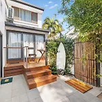 Cosy Loft Apartment In Mermaid Walk To Beach
