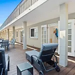 Mermaid Beachside Apartment - Direct Beach Access