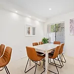 Sunalia - Dual-Storey Chic On Chevron Island
