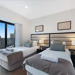 Beachfront 3-Bed With Ocean Views, Pool, Gym & Bbq