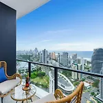 Coastal Chic 2 Bed Apt In Broadbeach