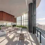 Coastal Chic 2 Bed Apt In Broadbeach