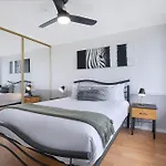 Seascape Sanctuary - Palm Beach Resort-Style Bliss