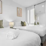The Riviera - Brand New Surfers Paradise Riverview 2Br With Parking