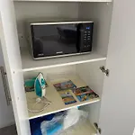 2Bd Family Or Couple Guesthouse Upstairs Near Turf Club, Hota In Bundall