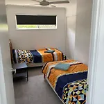 2Bd Family Or Couple Guesthouse Upstairs Near Turf Club, Hota In Bundall