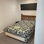 2Bd Family Or Couple Guesthouse Upstairs Near Turf Club, Hota In Bundall