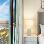 Broadbeach 2B2B Apt Free Parking