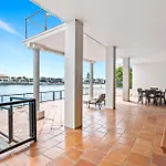 Perfect Waterfront Escape In Surfers Paradise