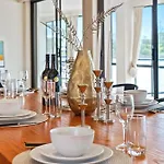Perfect Waterfront Escape In Surfers Paradise