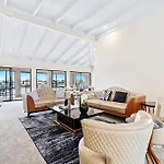 Perfect Waterfront Escape In Surfers Paradise