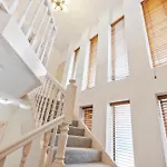 Perfect Waterfront Escape In Surfers Paradise