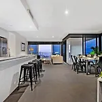 Circle On Cavill Sky High Ocean View Sub-Penthouses - Self Contained & Privately Managed - Wow Stay