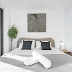 The Sunset - Brand New Modern Riverview 2 Bedroom With Free Parking Pool Gym