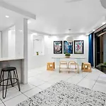 Surfers Paradise Fun Beachside Retreat