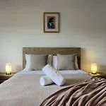 Scenic 5 Bed Riverview Classic And Relaxing Escape