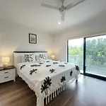 Scenic 5 Bed Riverview Classic And Relaxing Escape