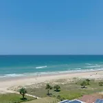 Stunning 2-Br Waterfront Apartment In Palm Beach!