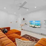 Burleigh Bliss Waterside Escape With Pool