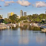 Water View Family Getaway - Wifi, Pool, Bbq