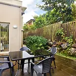 Chic Double Story Entire Home In Gold Coast