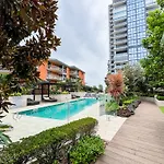 Beach Front Luxury With Two Carparks, Pool, Gym