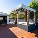 North Quay Waterfront Family Holiday Home Pool